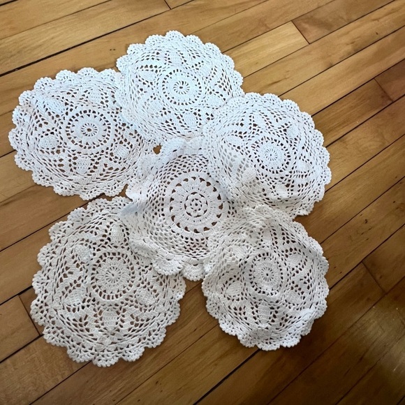 Set of vintage hand crocheted doilies set of 6 - Picture 1 of 5